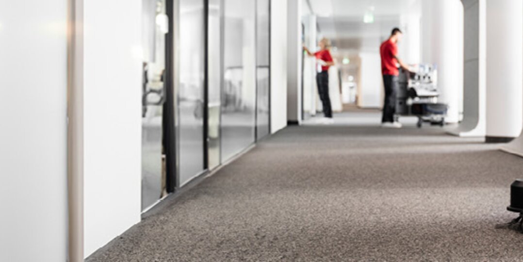 Automatic scrubbing machine in a warehouse